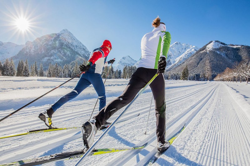Двое людей на беговых лыжах