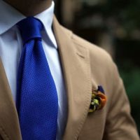 Синий галстук и бежевый костюм