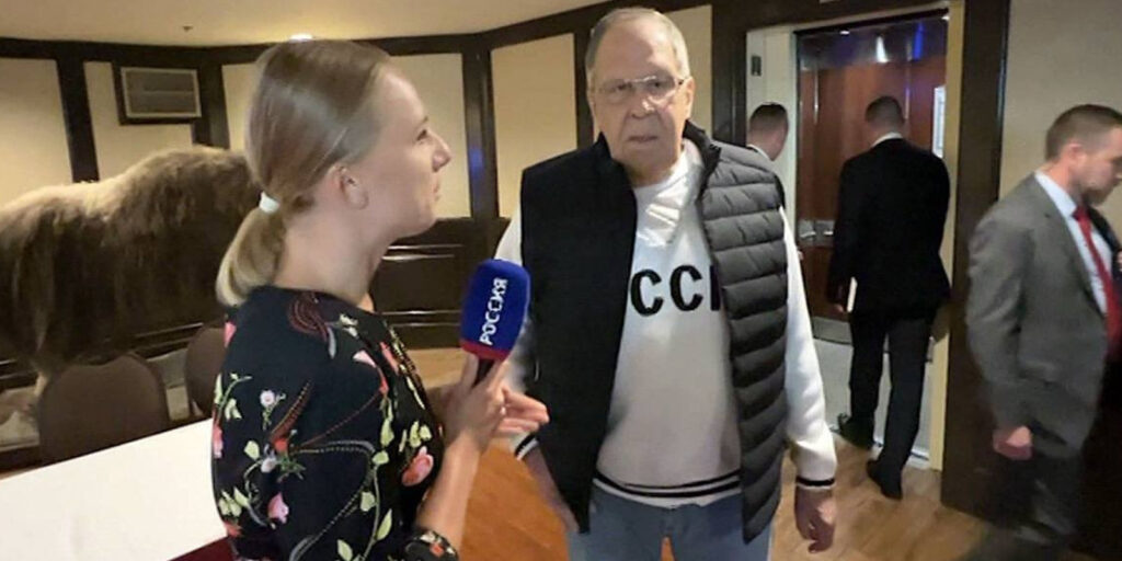Сергей лавров в свитере СССР