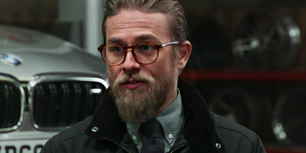 Чарли Ханнэм в очках